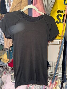 lululemon athletica Black Performance Short Sleeve Tee size 8